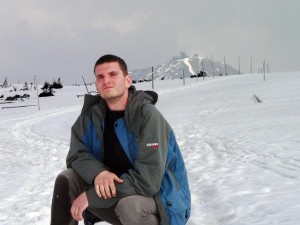 Grzegorz Krugły na tle Śnieżki