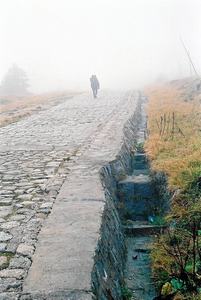 Samotny turysta idący na Szrenicę we mgle